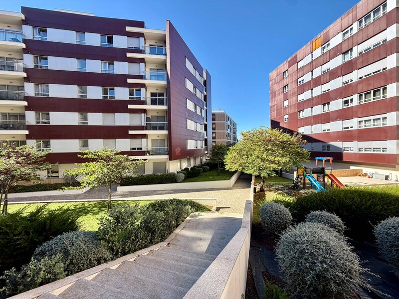 Apartamento T4 Semi-Novo com 2 Suites, Varanda e Box para 2 carros - Junto ao Centro de Gaia