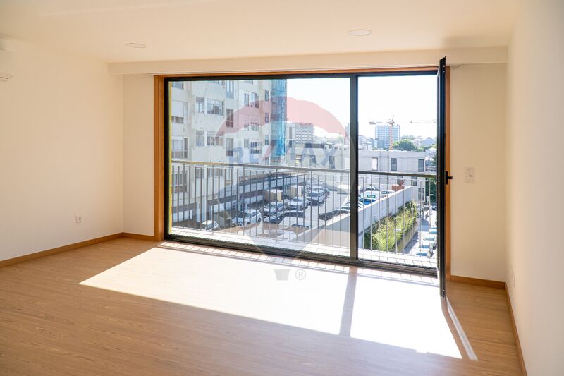Venda Apartamento T0 Duplex no centro Cedofeita Porto - vidros duplos, ar condicionado, jardim, painéis solares, condomínio privado, varanda