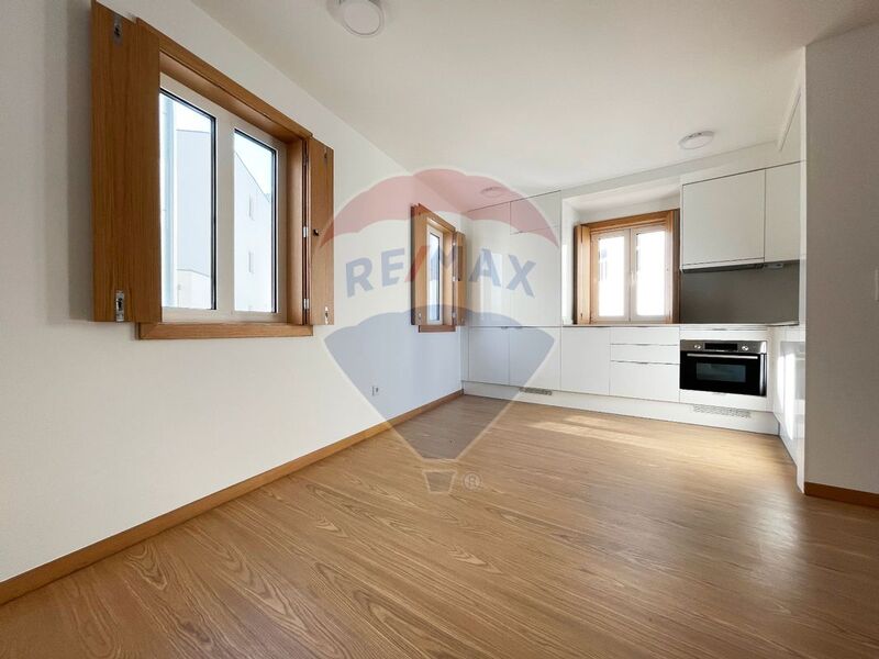 À venda Casa no centro V2 Cedofeita Porto - ar condicionado, jardim, condomínio privado, vidros duplos, painéis solares