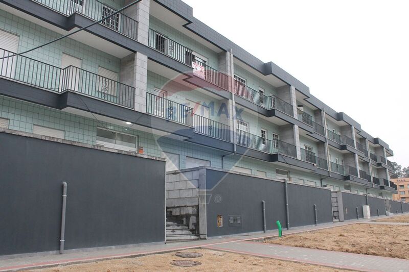 Apartamento T2 à venda Paredes - lugar de garagem, garagem, r/c, cozinha equipada, varanda