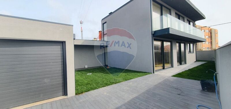 Moradia V3 de luxo Lavra Matosinhos para vender - ar condicionado, garagem, painel solar, vidros duplos, varanda, excelente localização, cozinha equipada