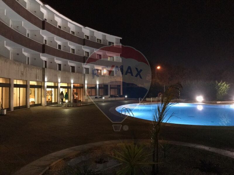 Hotel 3 estrelas no centro para venda Ovar - ar condicionado, recepção, cozinha, salas de reunião, lavandaria, balneário, internet, jardim, varanda, esplanada