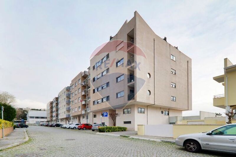 Apartamento T2 à venda Águas Santas Maia - vidros duplos, lugar de garagem, terraço
