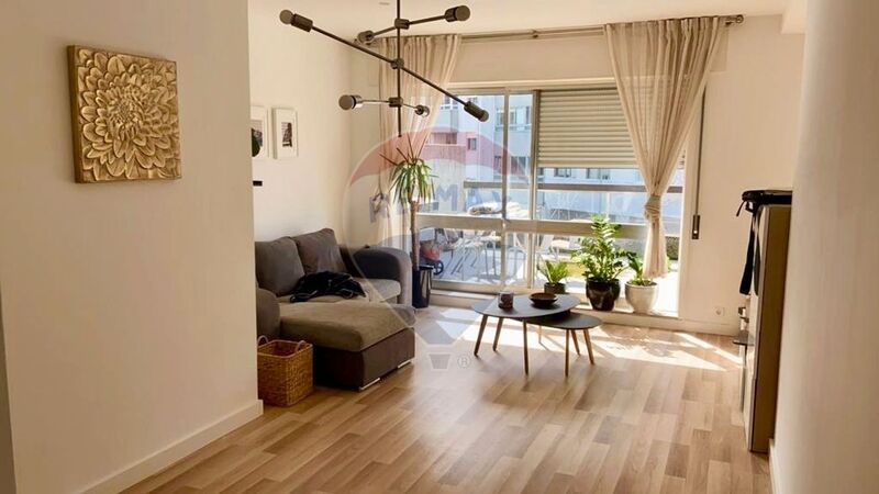 Venda de Apartamento T2 Remodelado no centro Vila Nova de Gaia - cozinha equipada, varanda, vidros duplos, arrecadação