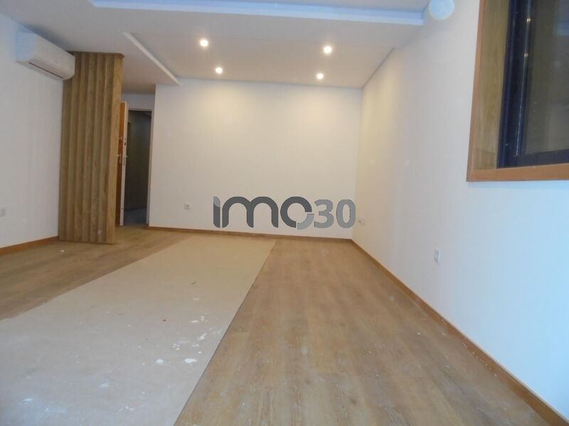 Apartamento T2 novo no centro Rio Tinto Gondomar - vidros duplos, varanda, garagem, aquecimento central, cozinha equipada, piscina, jardins, parque infantil, painéis solares, ar condicionado