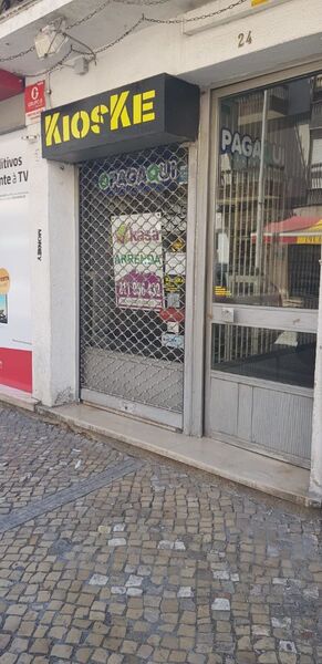 Loja com montra Barreiro - montra