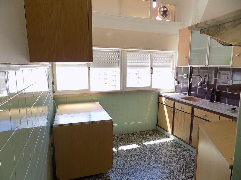 Apartamento T2 bem localizado Largo da Santa Barreiro para vender