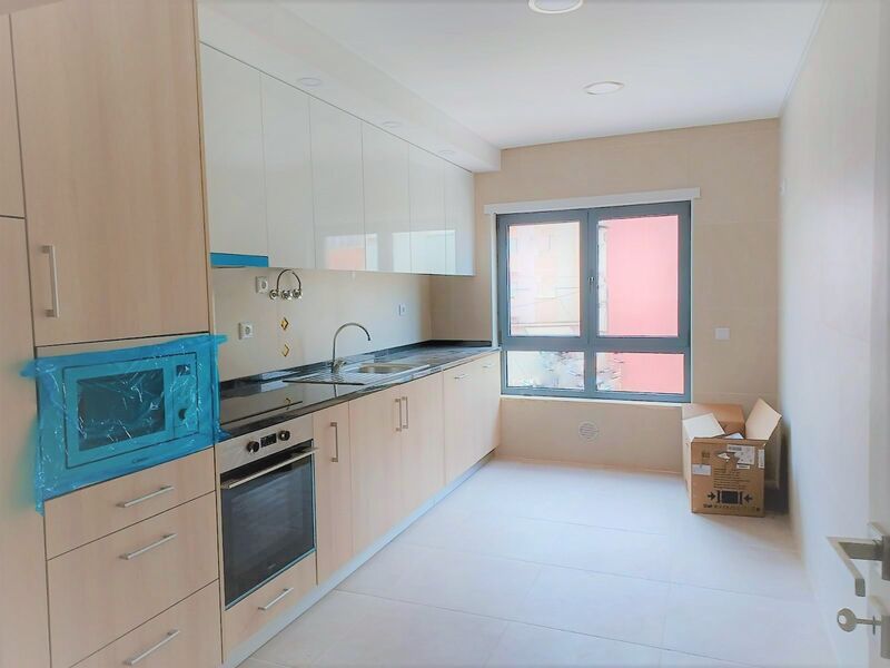 Apartamento T2 novo bem localizado Bombas Gasolina Galp Barreiro à venda - vidros duplos, varanda, sótão, arrecadação, cozinha equipada, painéis solares, ar condicionado
