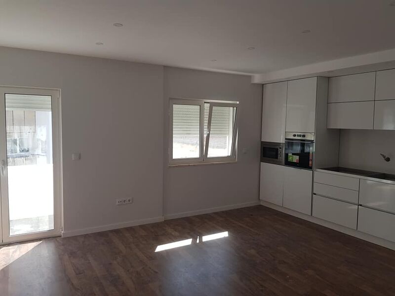 Apartamento Remodelado bem localizado T3 para venda Alto do Seixalinho Barreiro - cozinha equipada