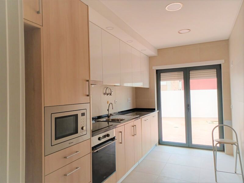 Apartamento novo bem localizado T2 Bombas Gasolina Galp Barreiro para comprar - sótão, arrecadação, painéis solares, varanda, ar condicionado, cozinha equipada, vidros duplos