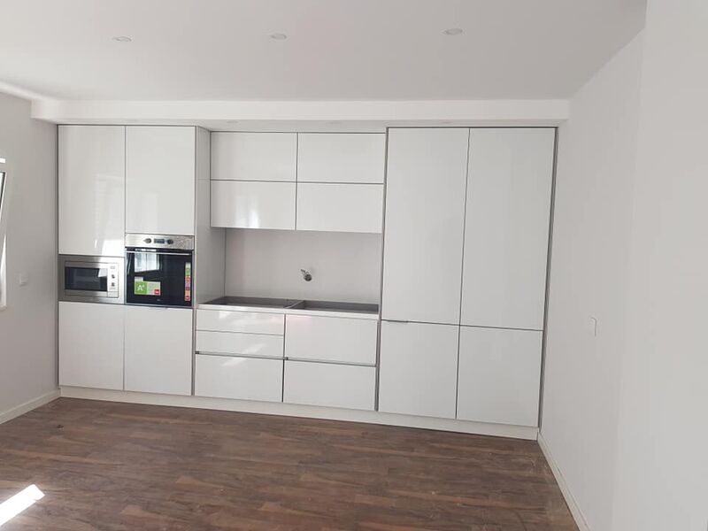 Apartamento Remodelado bem localizado T3 Largo da Santa Barreiro - cozinha equipada