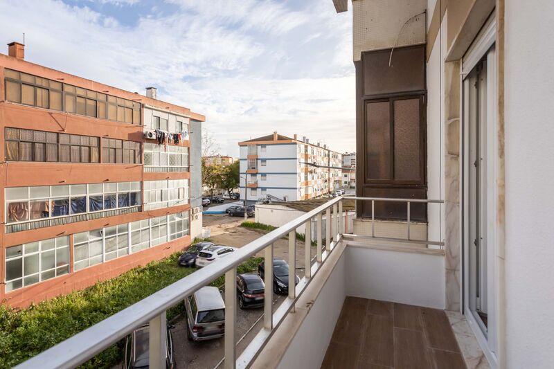 Apartamento Remodelado bem localizado T2 Vila Chã Santo António da Charneca Barreiro - varanda