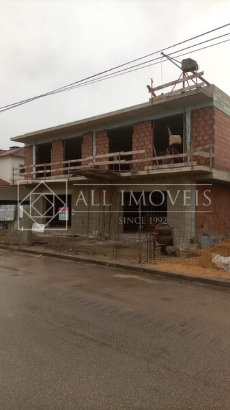 Moradia Geminada V3 Fernão Ferro Seixal para comprar - varanda, cozinha equipada, painéis solares