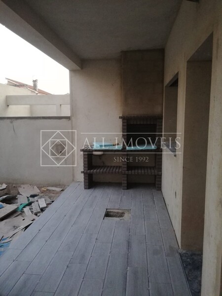 Moradia Geminada V4 para venda Fernão Ferro Seixal - painéis solares, varanda, terraço, garagem, cozinha equipada