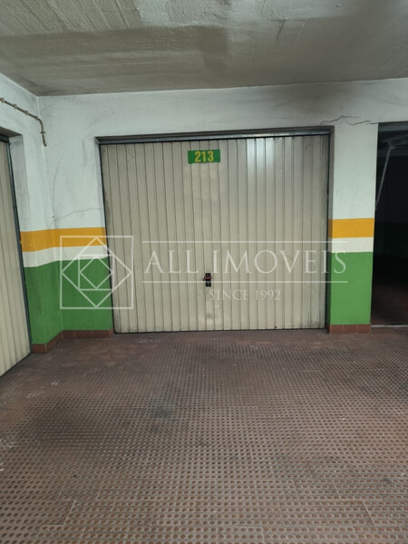 Garagem box Individual com 17m2 Almada