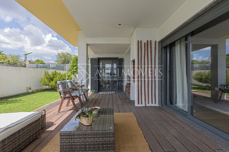 House V4 Santo António da Charneca Barreiro - double glazing, garage, equipped kitchen, fireplace, central heating, balcony, garden