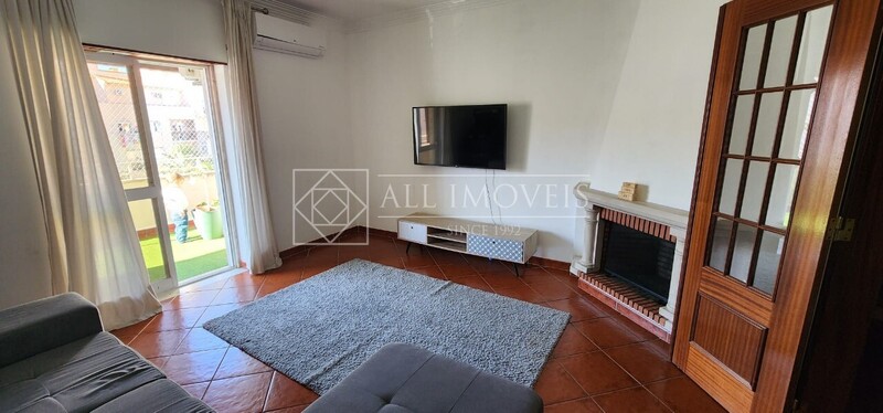 Apartment T2+1 well located Urbanização Cova dos Vidros Quinta do Conde Sesimbra - fireplace, kitchen, 3rd floor, terrace