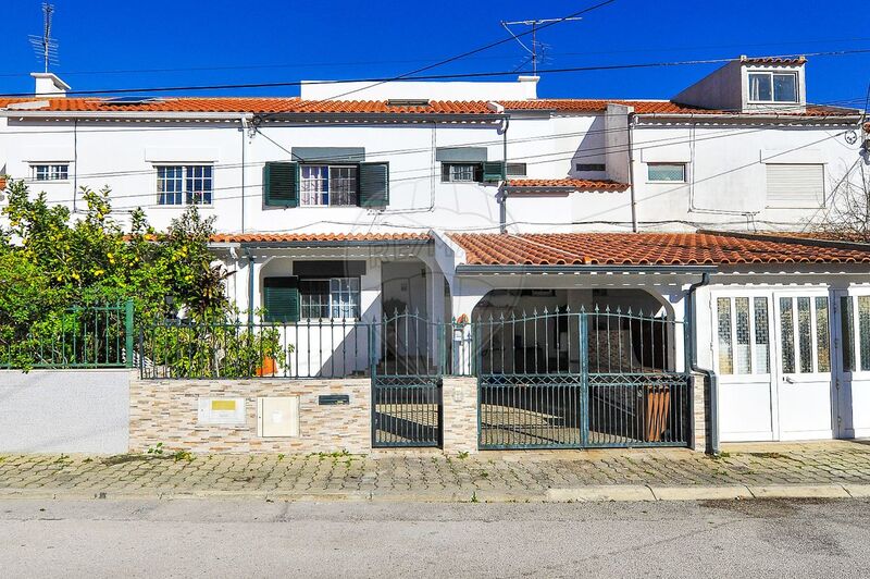 House V3 Corroios Seixal - terrace, backyard, fireplace, attic, equipped kitchen
