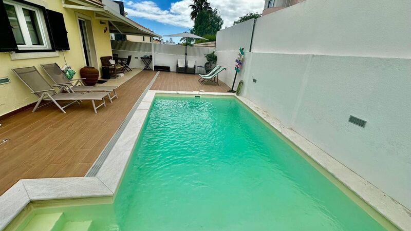 House Isolated 4 bedrooms Almada - swimming pool, garage, fireplace, equipped kitchen