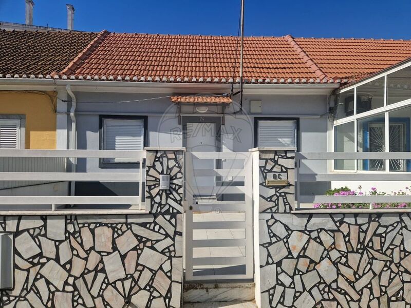 House Refurbished well located 2 bedrooms Amora Seixal