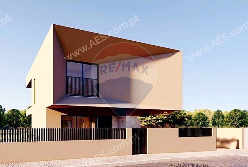 жилой дом V4 Almada - великолепное месторасположение, экипированная кухня, солнечные панели, бассейн