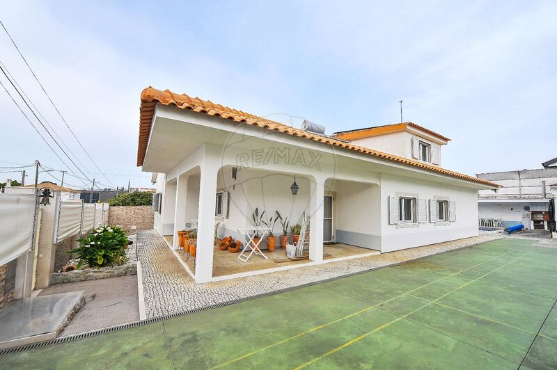 House V3 Isolated Seixal - solar panel, barbecue, central heating, attic, swimming pool, garage