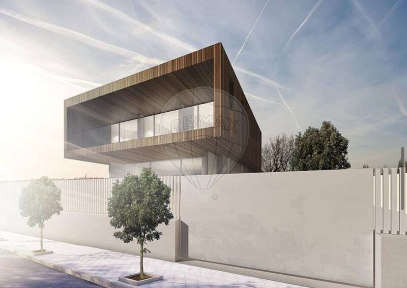 Moradia Moderna V3 Almada - vidros duplos, jardim, isolamento térmico, lareira, garagem, piscina, ar condicionado, painéis solares