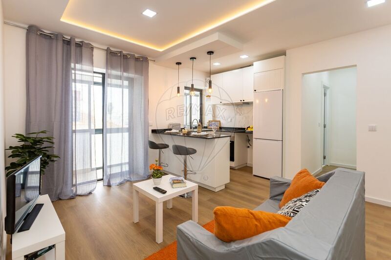 Apartment 1 bedrooms Refurbished in the center Alcântara Lisboa - double glazing, balcony, lots of natural light, kitchen