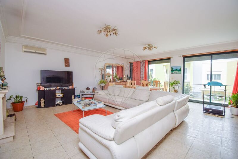 House V5 Corroios Seixal - air conditioning, equipped kitchen, swimming pool, fireplace, garage, store room, garden