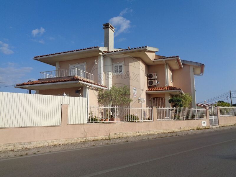 House Isolated 4 bedrooms Corroios Seixal - terrace, double glazing, garage, fireplace, air conditioning, balcony, terraces, balconies, barbecue