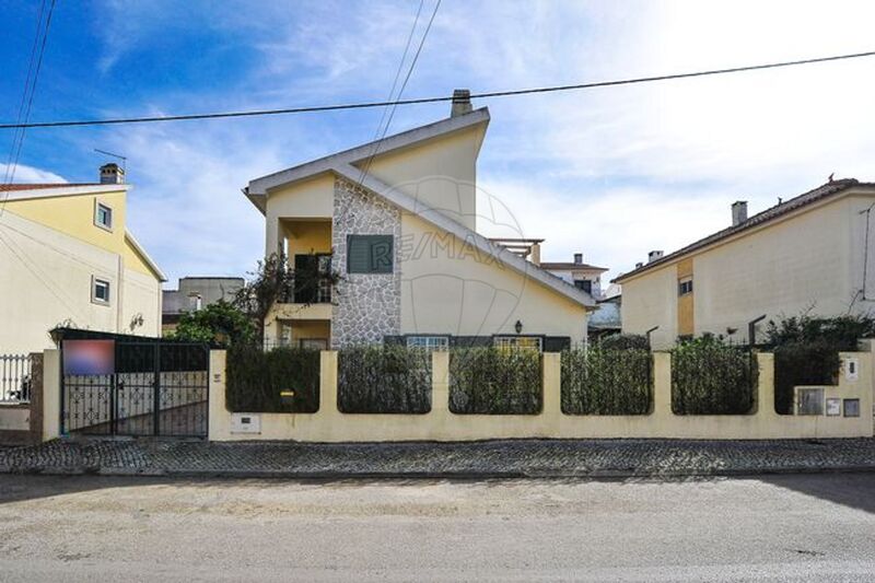 House Isolated 5 bedrooms Corroios Seixal - garage, automatic gate, attic, quiet area, garden, air conditioning, fireplace, terrace, barbecue, equipped kitchen