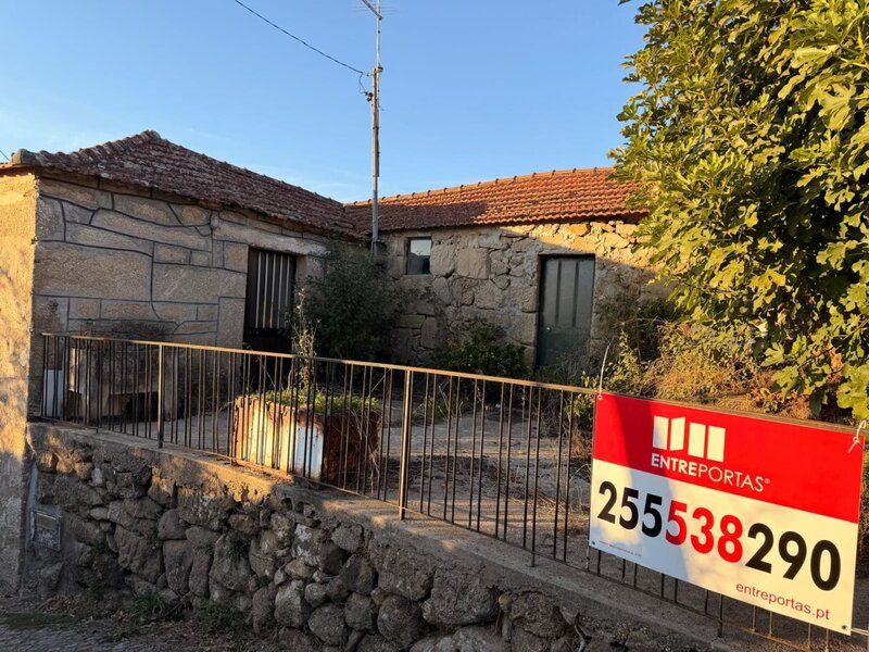 Moradia V2 em pedra em Santa Leocádia, Baião