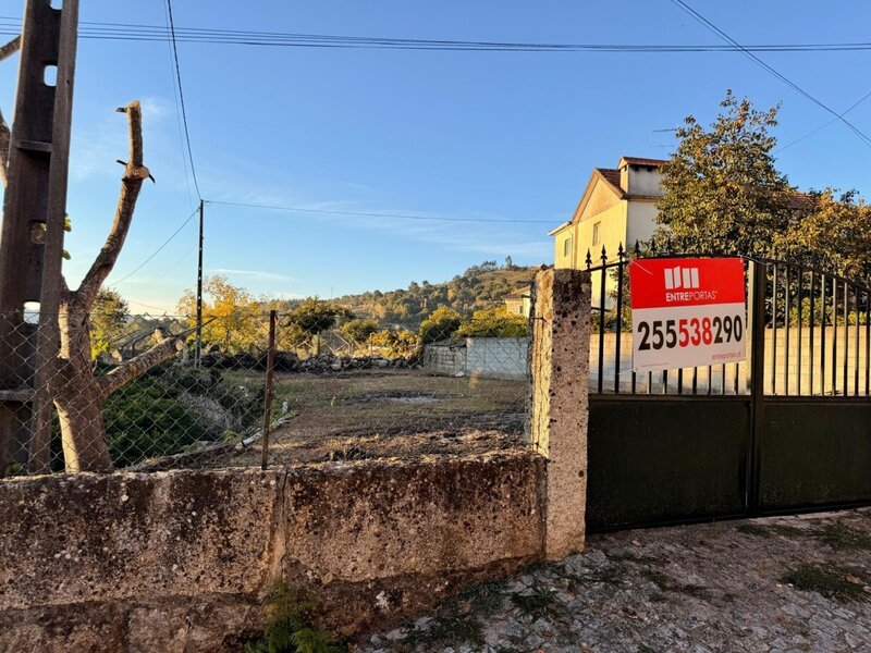Terreno plano com 384m2 em Santa Leocádia, Baião