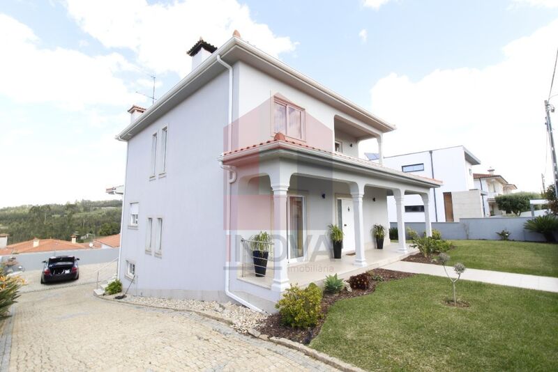 Venda de Moradia V3 Calendário Vila Nova de Famalicão - painéis solares, aquecimento central, alarme, garagem, jardim