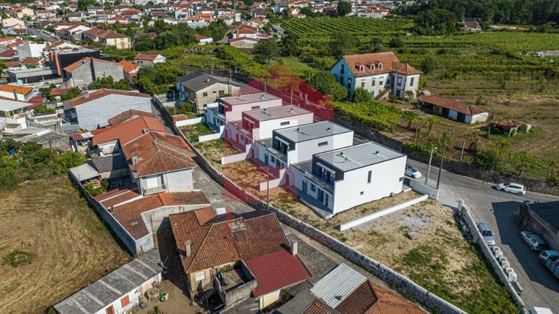Moradia nova V3 para venda Braga - garagem, ar condicionado, jardim, aquecimento central, portão automático, varanda, excelente localização