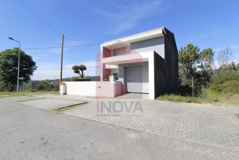 Venda Moradia V3 Lanhas Vila Verde - painéis solares, garagem
