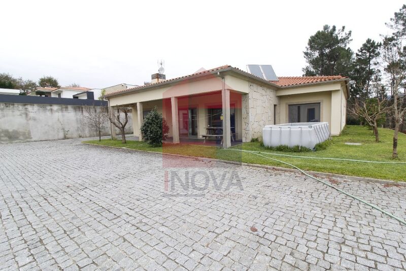 Moradia Térrea V3 à venda Sabariz Vila Verde - painéis solares, aquecimento central, jardim, garagem, ar condicionado