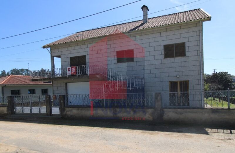 À venda Moradia V3 Sabariz Vila Verde - garagem, excelente localização, lareira, sótão