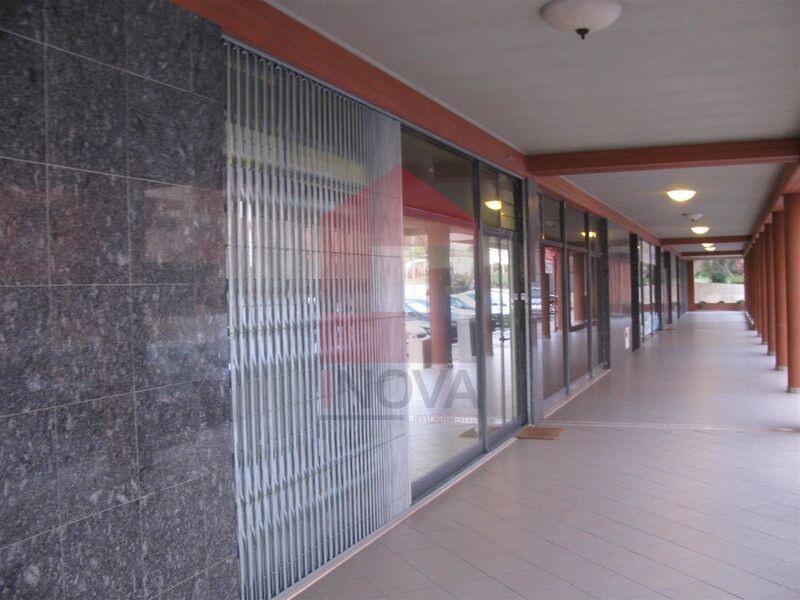 Shop Vila Verde - wc, great location, storefront, plenty of natural light