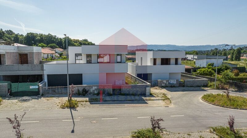 Moradia V3 de luxo no centro Vila Verde - excelente localização, alarme, piso radiante, painéis solares, ar condicionado