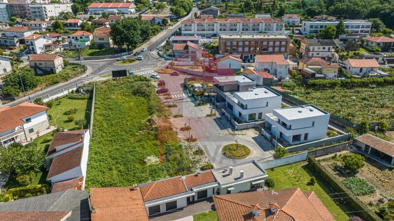 жилой дом новые в центре V3 Vila Verde - великолепное месторасположение, система кондиционирования, солнечные панели, сигнализация, полы с подогревом