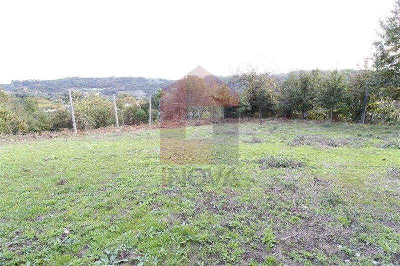 Terreno Agrícola com 2100m2 Godinhaços Vila Verde - bons acessos