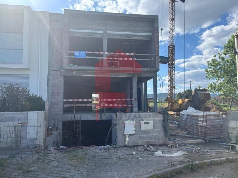 Moradia nova V4 Loureira Vila Verde - varandas, excelente localização, garagem, portão automático