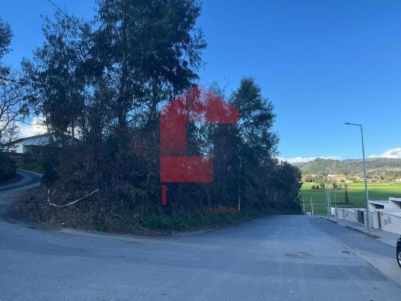 Land with 1223sqm Solo Urbanizável, Coucieiro Vila Verde - easy access