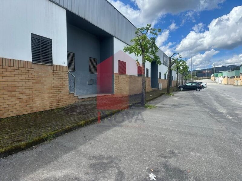 Armazém Industrial com 595m2 Oleiros Vila Verde - bons acessos