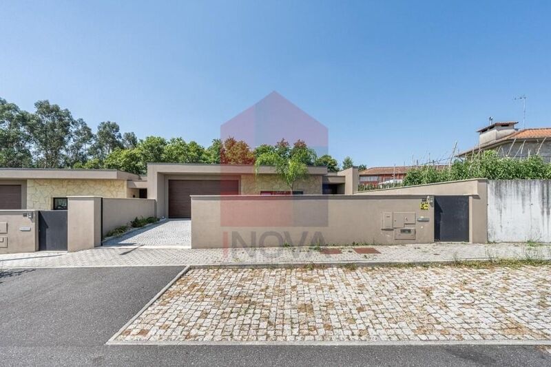 House V3 Single storey near the center Vila Verde - excellent location, air conditioning, solar panels, swimming pool, alarm, garage