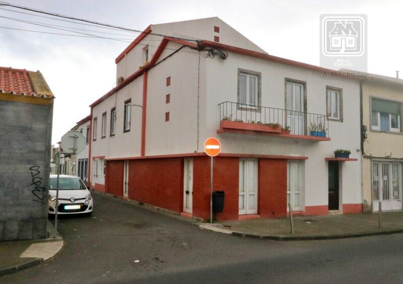 Moradia junto ao centro V5 São Pedro Ponta Delgada para vender - quintal, varanda, piscina, marquise