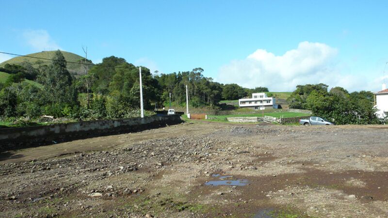 Terreno com 7680m2 Fenais da Luz Ponta Delgada à venda - garagem