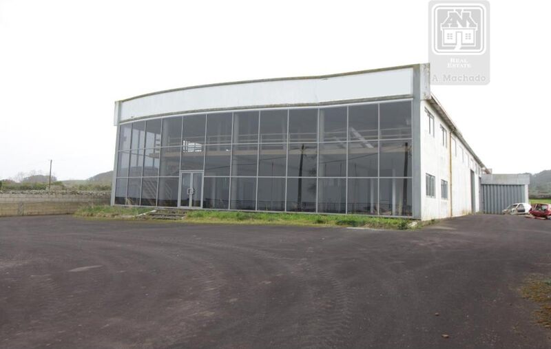 Para venda Armazém com 1561m2 Agualva Praia da Vitória