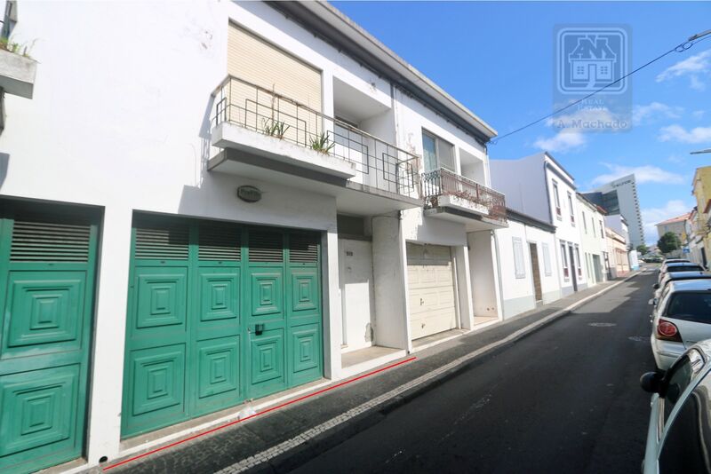 House 4 bedrooms near the center São Pedro Ponta Delgada - backyard, balcony, garage